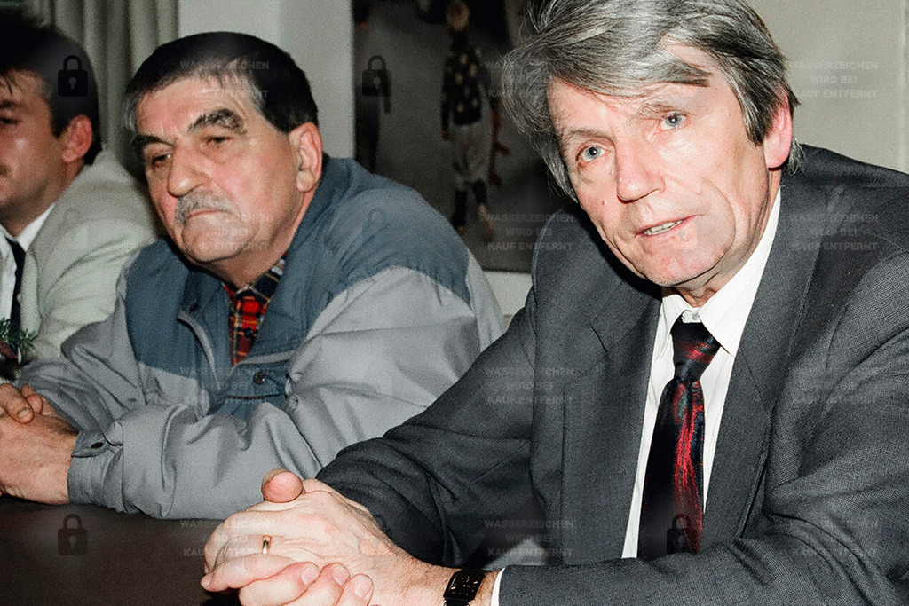 BD 0369_12 | 2.12.1993 - Kleinmachnow. Wahl 1993 - Kriesensitzung der SPD-Ortsgruppe In der Sondersitzung der Ortsgruppe der SPD am späten Abend des 2.12.1993, nur zwei Tage vor der Bürgermeister- und Kommunalwahl, wird beschlossen, Wolfgang Blasig (Bündnis 90/Grüne, später Wechsel zur SPD), bisher Stellvertreter des Bürgermeisters Klaus Nitzsche, bei der Bürgermeisterwahl am 5.12.1993 zu unterstützen.                                                     Vorausgegangen war der plötzliche Rücktritt des SPD-Kandidaten Klaus Nitzsche am selben Tag. In einem Gesprächstermin in der Potsdamer SPD-Kreisleitung mit Steffen Reiche, Lothar Koch und Martin Gorholdt, zu dem der bisherige Bürgermeister Klaus Nitzsche gegen Mittag nach Potsdam gerufen wurde, wird von ihm die Rücknahme seiner Kandidatur erwartet. Grund des Treffens ist das Vorliegen seiner Stasi-Akte aus der Birthler-Behörde, aus der seine IM-Tätigkeit für die Staatssicherheit der DDR hervorging. - Realisiert mit Pictrs.com