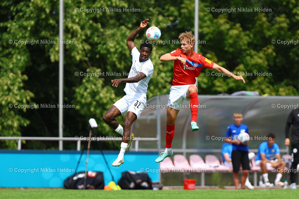 NH_EintrachtBraunschweig_HolsteinKiel_Testspiel_19072025 | #32 Christian Conteh (Eintracht Braunschweig), #15 Kasper Davidsen (Holstein Kiel)Fußball I Herren I Testspiel I Saison 2025-2026  I Eintracht Braunschweig - Holstein Kiel I 19.07.2025 I Stadion am Salzgittersee - Realisiert mit Pictrs.com