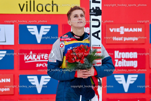 Weltcup Skispringen Villach Damen 28.12.2022 | #1 PINKELNIG Eva, Siegerehrung