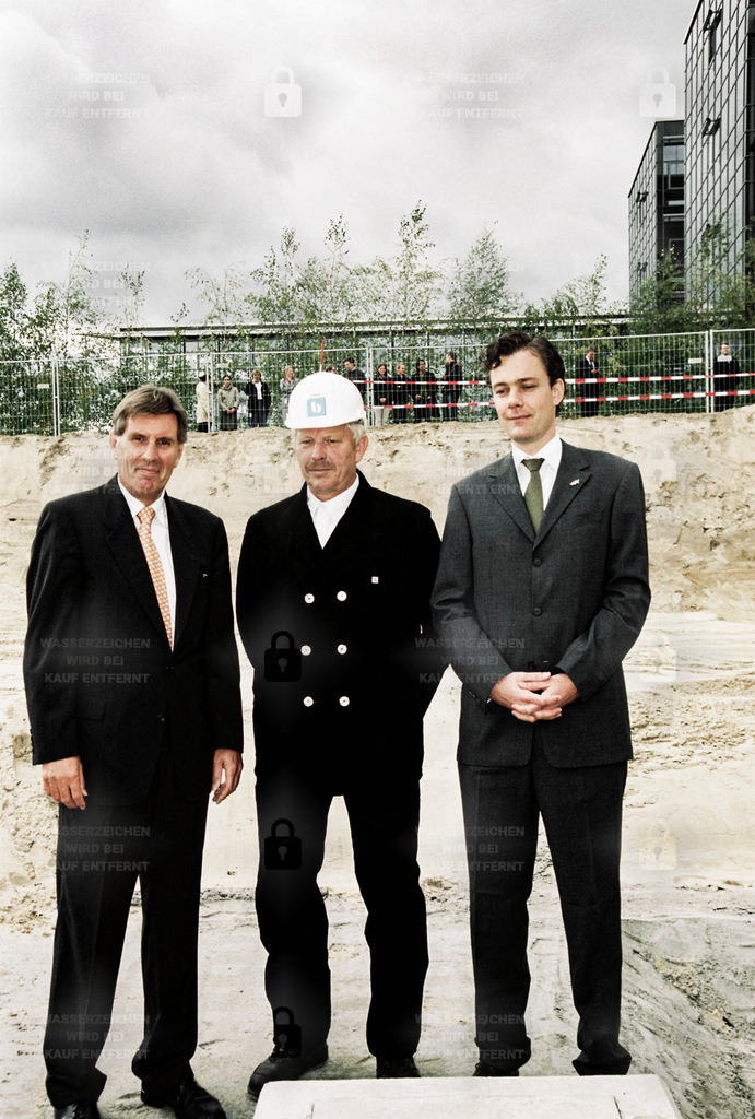 BA 407_004a_MK | 23.09.2004 - Europarc Kleinmachnow/Dreilinden  Grundsteinlegung für das neue ebay-Bürogebäude im Europarc Dreilinden. Stefan Groß-Selbeck, Geschäftsführer der ebay Deutschland GmbH, Walter Brümmer - Geschäftsführer Europarc Dreilinden.Seit dem Jahr 2000 ist der europarc Dreilinden Deutschlandsitz der ebay GmbH, seit 1. Mai 2018 auch Europasitz. ebay verlegt seinen Europasitz von Luxemburg nach Kleinmachnow.Das Unternehmen wurde 1995 in den USA unter dem Namen AuctionWeb gegründet.Der Europarc Dreilinden ist ein Gewerbepark, der, beginnend mit dem Ersten Spatenstich am 3.12.1993, auf dem Gelände des ehemals europaweit größten Grenzkontrollpunkts Drewitz entstanden ist. Die gesamte Fläche des Gewerbeparks beläuft sich auf 450.000 Quadratmeter. Der Park ist mit seinen 70 Vogelarten, über 300 verschiedenen Pflanzen und Schmetterlingsarten, die sich hier in unberührter Natur entwickeln können, Bestandteil eines großen Naturschutzgebietes.Im März 1995 beginnen die ersten Arbeiten auf dem Gelände. Es müssen 24 ha versiegelte Betonfläche recycelt werden. Am 31.01.1996 erhalten die Straßen auf dem Gelände Namen nach prominenten Physikern. Im März des Jahres kann das erste Bürogebäude bezogen werden. Am 21.02.2001 eröffnet das Hotel "Ibis" mit 81 Zimmern. Im April 2002 eröffnet das Hotel "Motel one"mit 105 Doppelzimmern.Am 22.09.1997 beginnt der Abriss der ehemaligen Dienst- und Verwaltungsgebäude der DDR-Zollverwaltung auf der Kleinmachnower Seite der Autobahn (dem Europarc gegenüber). Nach der Wende bis zum Abriss wurden die Gebäude durch die BRD-Zollfahndung genutzt, die am 19.06.1997 nach Teltow zog. - Realisiert mit Pictrs.com