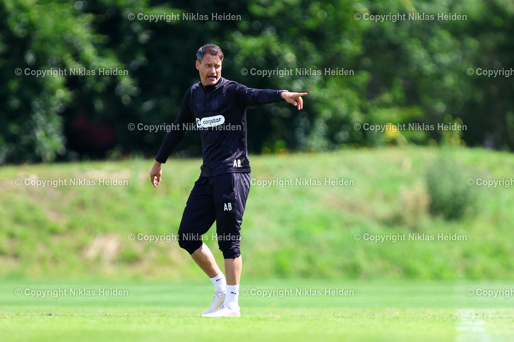 NH_FCStPauli_Training_11072025 | Alexander Blessin (Trainer, FC St. Pauli)Fußball I Herren I Training I Saison 2025-2026 I FC St. Pauli I 11.07.2025 I Trainingszentrum FC St. Pauli - Realisiert mit Pictrs.com