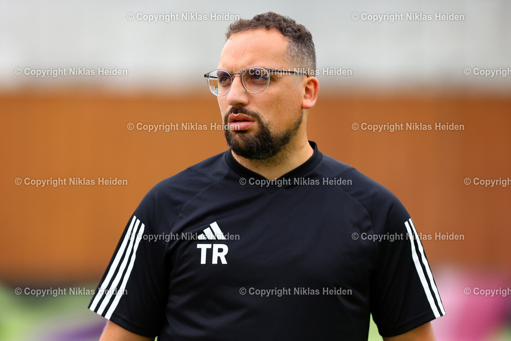 NH_EimsbüttelerTV_TSBPinneberg_Testspiel_13072025 | Burak Bayram (Trainer, TBS Pinneberg)Fußball I Herren I Testspiel I Saison 2025-2026  I Eimsbütteler TV - TBS Pinneberg I 13.07.2025 I Sportplatz Bundesstraße - Realisiert mit Pictrs.com