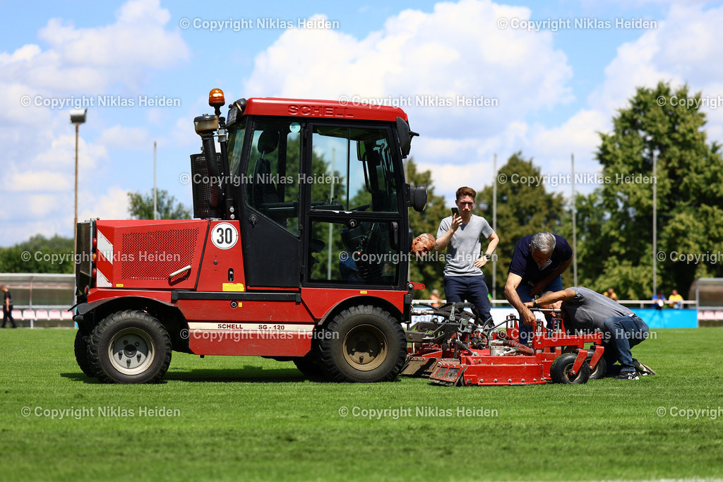 NH_EintrachtBraunschweig_HolsteinKiel_Testspiel_19072025 | Das Stadion am Salzgittersee. Der Rasen wurde vor dem Spiel zu wenig gemäht. Nach dem ersten Versuch mit einem Sitzmäher Abhilfe zu schaffen, wurde im Anschluss ein großer Mäher eingesetzt.Fußball I Herren I Testspiel I Saison 2025-2026  I Eintracht Braunschweig - Holstein Kiel I 19.07.2025 I Stadion am Salzgittersee - Realisiert mit Pictrs.com
