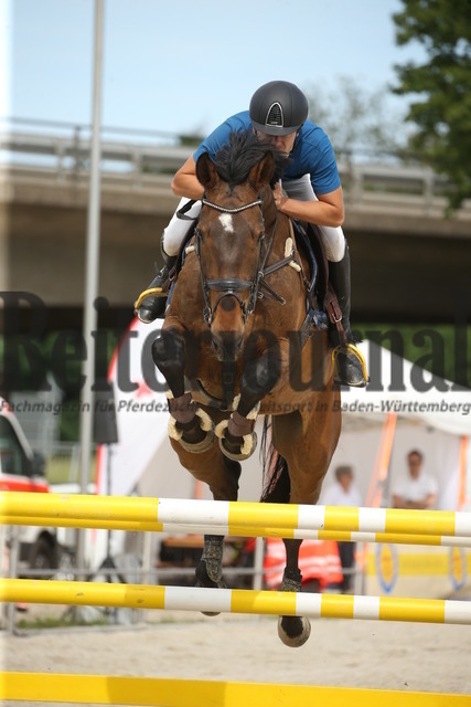 Achern_2022_Springen_Kl.S_m.St._Christian Geußert_Quintop 2 (1) | Alle Fotos der Reiterjournal Fotografin Doris Matthaes im Reiterjournal Online-Fotoshop. - Realisiert mit Pictrs.com