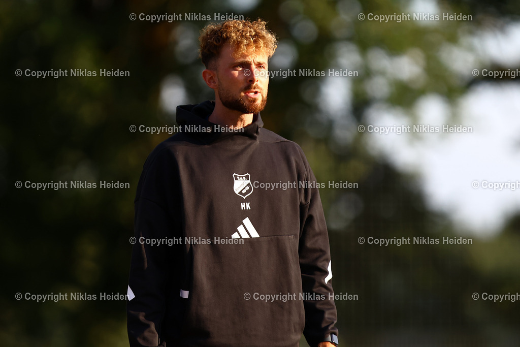 NH_TuSRotenhof_InterTürksporKiel_Testspiel_27062025 | Henning Knuth (Trainer, TuS Rotenhof)Fußball I Herren I Freundschaftsspiel I Saison 2025-2026  I TuS Rothenhof - Inter Türkspor Kiel I 27.06.2025 I B-Platz Rotenhof - Realisiert mit Pictrs.com