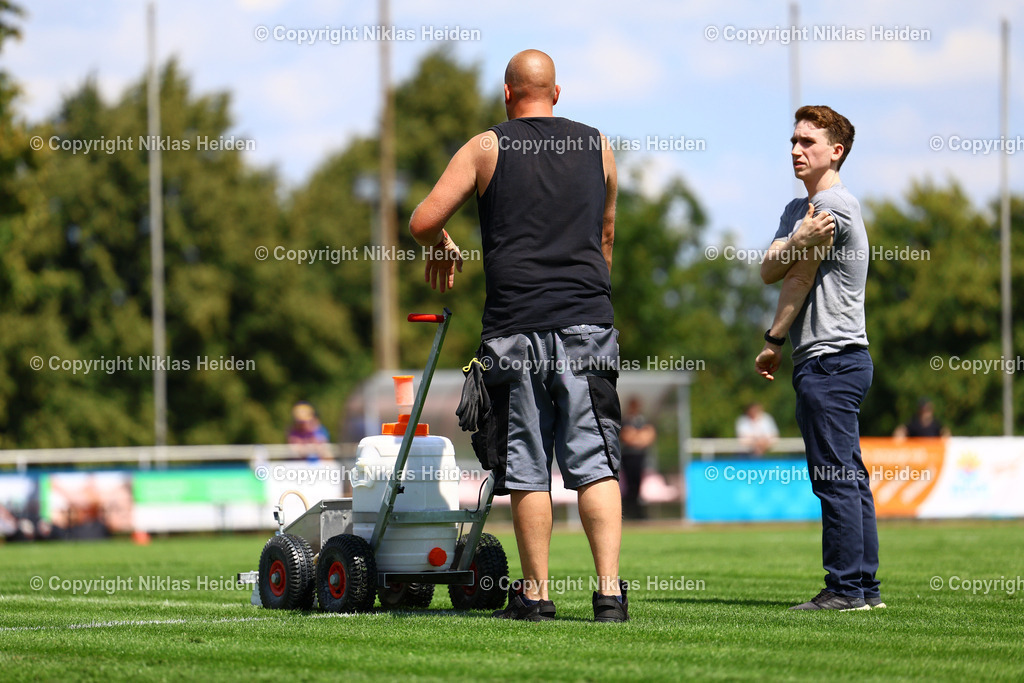 NH_EintrachtBraunschweig_HolsteinKiel_Testspiel_19072025 | Das Stadion am Salzgittersee. Der Rasen wurde vor dem Spiel zu wenig gemäht. Nach dem ersten Versuch mit einem Sitzmäher Abhilfe zu schaffen, wurde im Anschluss ein großer Mäher eingesetzt.Danach musste der Platz noch neu gekreidet werden.Fußball I Herren I Testspiel I Saison 2025-2026  I Eintracht Braunschweig - Holstein Kiel I 19.07.2025 I Stadion am Salzgittersee - Realisiert mit Pictrs.com