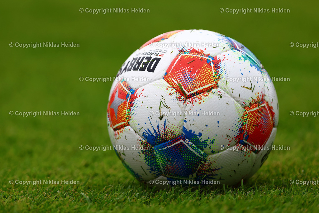 NH_SCWeicheFlensburg08_HolsteinKiel_Testspiel_28062025 | Spielball im Manfred-Werner-Stadion.Fußball I Herren I Freundschaftsspiel I Saison 2025-2026  I SC Weiche Flensburg 08 - Holstein Kiel I 28.06.2025 I Manfred-Werner-Stadion - Realisiert mit Pictrs.com
