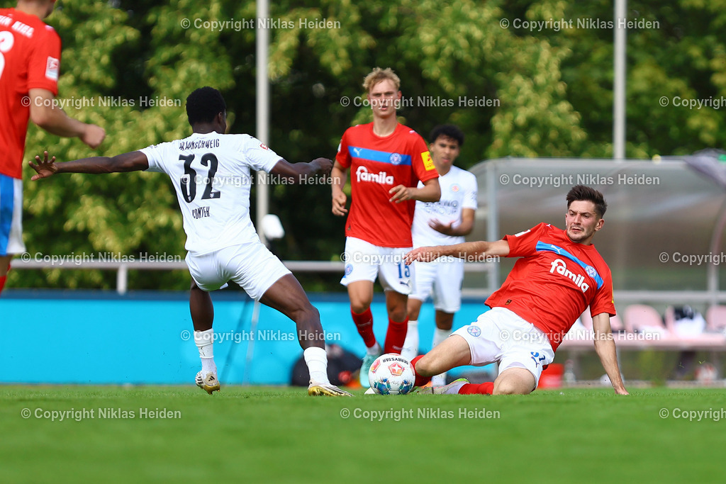 NH_EintrachtBraunschweig_HolsteinKiel_Testspiel_19072025 | #32 Christian Conteh (Eintracht Braunschweig), #37 Armin Gigovic (Holstein Kiel)Fußball I Herren I Testspiel I Saison 2025-2026  I Eintracht Braunschweig - Holstein Kiel I 19.07.2025 I Stadion am Salzgittersee - Realisiert mit Pictrs.com