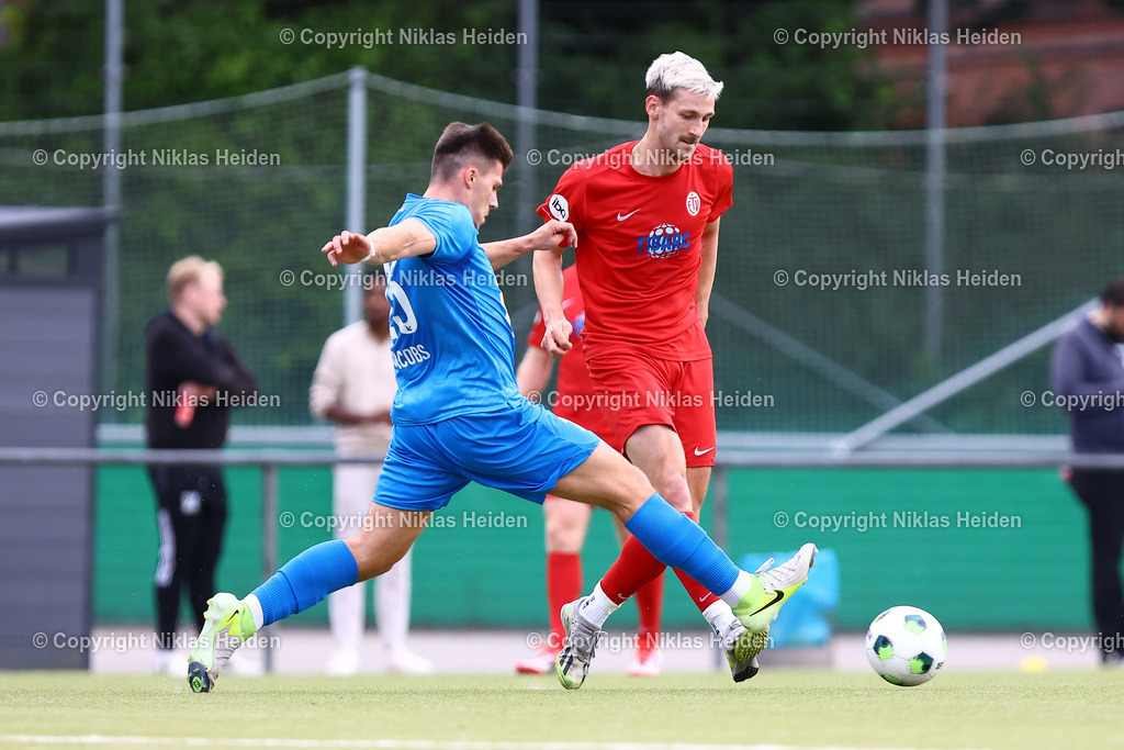 NH_USCPaloma_EimsbüttelerTV_Testspiel_11072025 | #25 Fabian Jacobs (USC Paloma), #17 Leonard Mai (Eimsbütteler TV)Fußball I Herren I Testspiel I Saison 2025-2026  I USC Paloma - Eimsbütteler TV I 11.07.2025 I Jonny-Rehbein-Sportplatz - Realisiert mit Pictrs.com