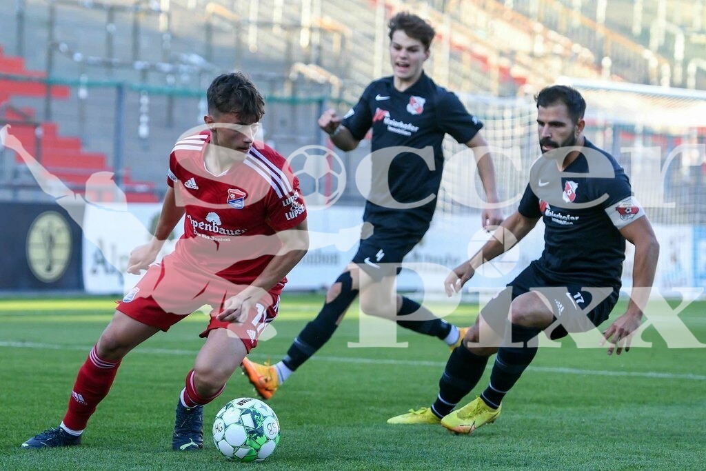 2022_09_02_UHG_HANK-4233 | v.li.: Maurice Krattenmacher (Unterhaching, 17) Elija Härtl (Hankofen, 4) Daniel Hofer (Hankofen, 17) im Zweikampf, Duell, duel, tackle, Dynamik, Action, Aktion