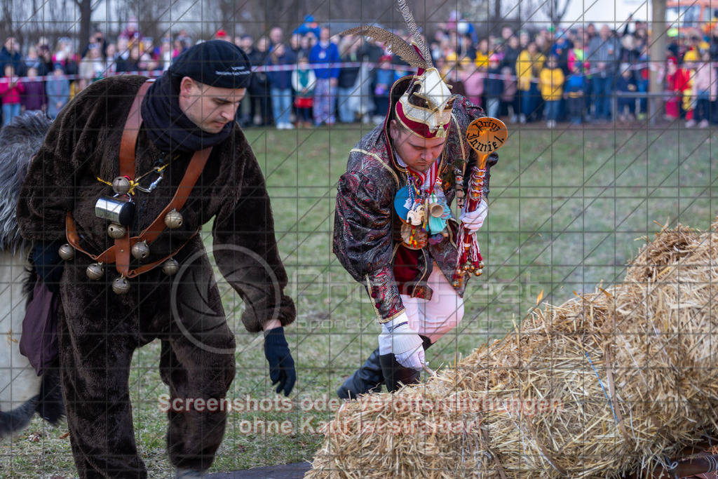 20250304_180406_0496 | #,Traditionelles Fasnetsverbrennen, Radschellenschläger Donzdorf, Donzdorfer Fasnet, Kampagne 2025, Fohlenwiese Schlossgarten, 73072 Donzdorf, 04.03.2025 - 17:30 Uhr,Foto: PhotoPeet-Eventfotografie/Peter Harich