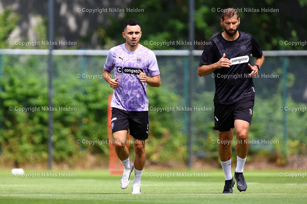 NH_FCStPauli_Training_11072025 | #2 Manolis Saliakas (FC St. Pauli)Fußball I Herren I Training I Saison 2025-2026 I FC St. Pauli I 11.07.2025 I Trainingszentrum FC St. Pauli - Realisiert mit Pictrs.com