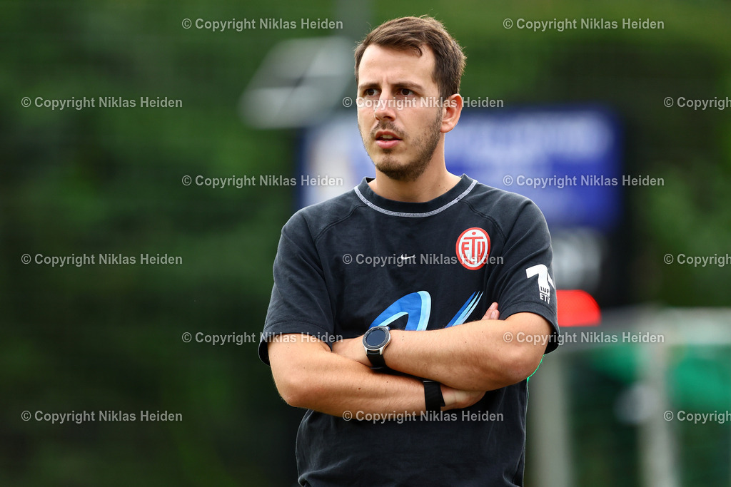 NH_USCPaloma_EimsbüttelerTV_Testspiel_11072025 | Can Timo Schultz (Trainer, Eimsbütteler TV)Fußball I Herren I Testspiel I Saison 2025-2026  I USC Paloma - Eimsbütteler TV I 11.07.2025 I Jonny-Rehbein-Sportplatz - Realisiert mit Pictrs.com