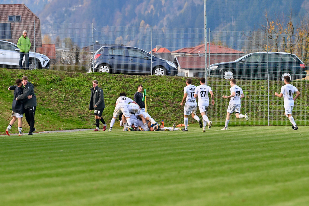 SC Landskron vs. FC Lendorf 12.11.2022 | Jubel FC Lendorf Mannschaft