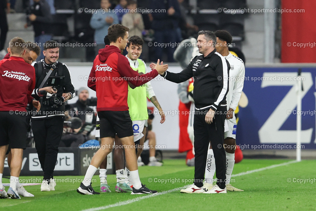 Admiral Bundesliga, LASK - RBS | LINZ, AUSTRIA,12.April 2024 - Soccer Admiral Bundesliga, LASK - RBS. Image shows the rejoicing of assistant coach  Maximilian Ritscher (LASK) and head coach Thomas Darazs (LASK).
Photo: Sportmediapics.com/ Manfred Binder