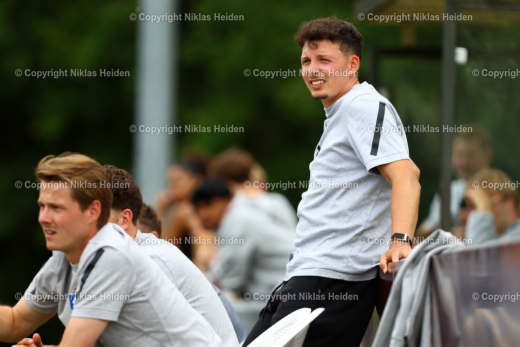NH_BillstedtCup2025_Turnier_12072025 | Jasper Hölscher (Co-Trainer, Hamburger SV U21)Fußball I Herren I Billstedt Cup 2025 I Saison 2025-2026  I Halbfinale I Hamburger SV U21 - Eimsbütteler TV I 12.07.2025 I Öjendorfer Weg - Realisiert mit Pictrs.com