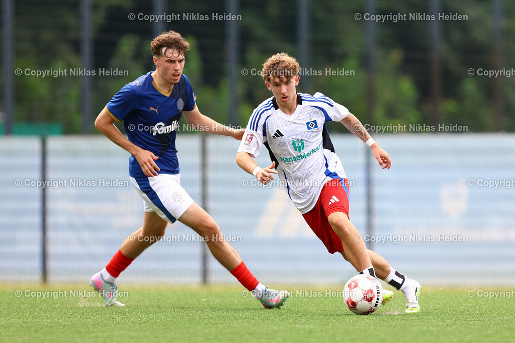 NH_HamburgerSVU21_HolsteinKielU23_Testspiel_20072025 | #5 Davis Rath (Hamburger SV U21), #21 Louis Köster (Holstein Kiel U23)Fußball I Herren I Testspiel I Saison 2025-2026  I Hamburger SV U21 - Holstein Kiel U23 I 20.07.2025 I Alexander-Otto-Akademie - Realisiert mit Pictrs.com