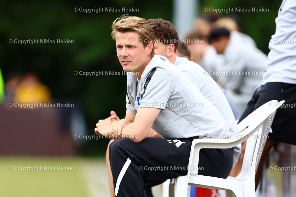 NH_BillstedtCup2025_Turnier_12072025 | Lukas Anderer (Trainer, Hamburger SV U21)Fußball I Herren I Billstedt Cup 2025 I Saison 2025-2026  I Halbfinale I Hamburger SV U21 - Eimsbütteler TV I 12.07.2025 I Öjendorfer Weg - Realisiert mit Pictrs.com