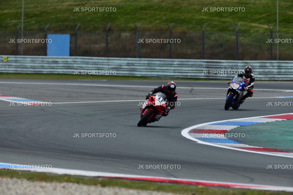 (1362) | IDM folgten parallel  der Superbike WM und Eventfotografie und vielen anderen Rennklassen bis ich im Jahr 2015 meine ersten Fotos in der MOTO GP machten durfte. Mein Anliegen ist es, die herausragenden Leistungen und Emotionen in Bildern festzuhalten - Realisiert mit Pictrs.com