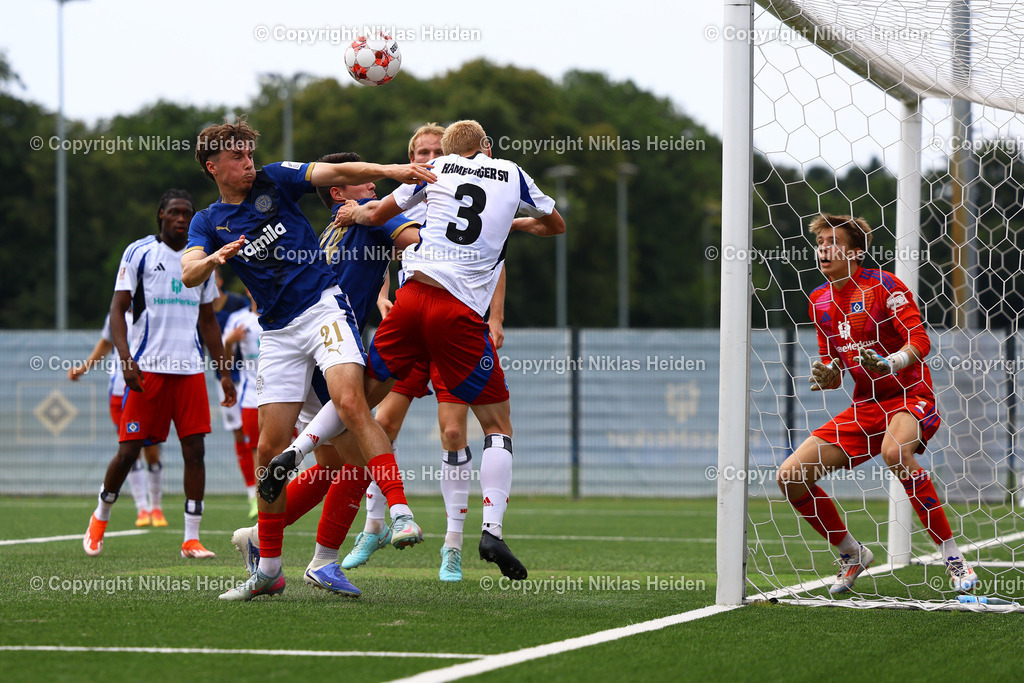 NH_HamburgerSVU21_HolsteinKielU23_Testspiel_20072025 | #3 Simon Kristensen (Hamburger SV U21), #21 Louis Köster (Holstein Kiel U23)Fußball I Herren I Testspiel I Saison 2025-2026  I Hamburger SV U21 - Holstein Kiel U23 I 20.07.2025 I Alexander-Otto-Akademie - Realisiert mit Pictrs.com