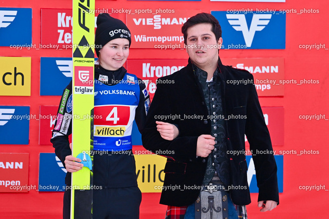 Weltcup Skispringen Villach Damen 28.12.2022 | #4 KRIZNAR Nika, Rettl Tracht, Siegerehrung