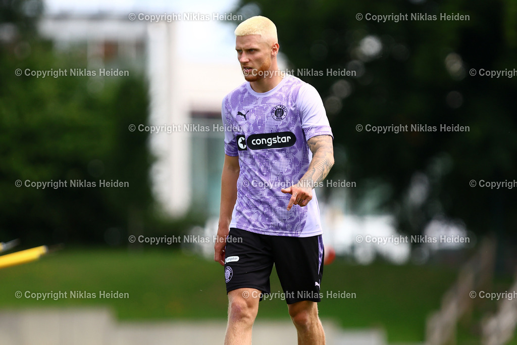 NH_FCStPauli_Training_11072025 | #23 Louis Oppie (FC St. Pauli)Fußball I Herren I Training I Saison 2025-2026 I FC St. Pauli I 11.07.2025 I Trainingszentrum FC St. Pauli - Realisiert mit Pictrs.com