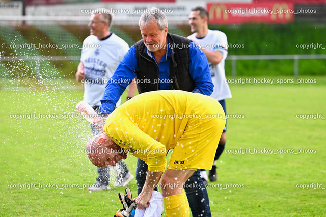 ATUS Velden Meisterfeier 2023 20.5.2023 | #31 Alexander Kofler, Sekt Dusche