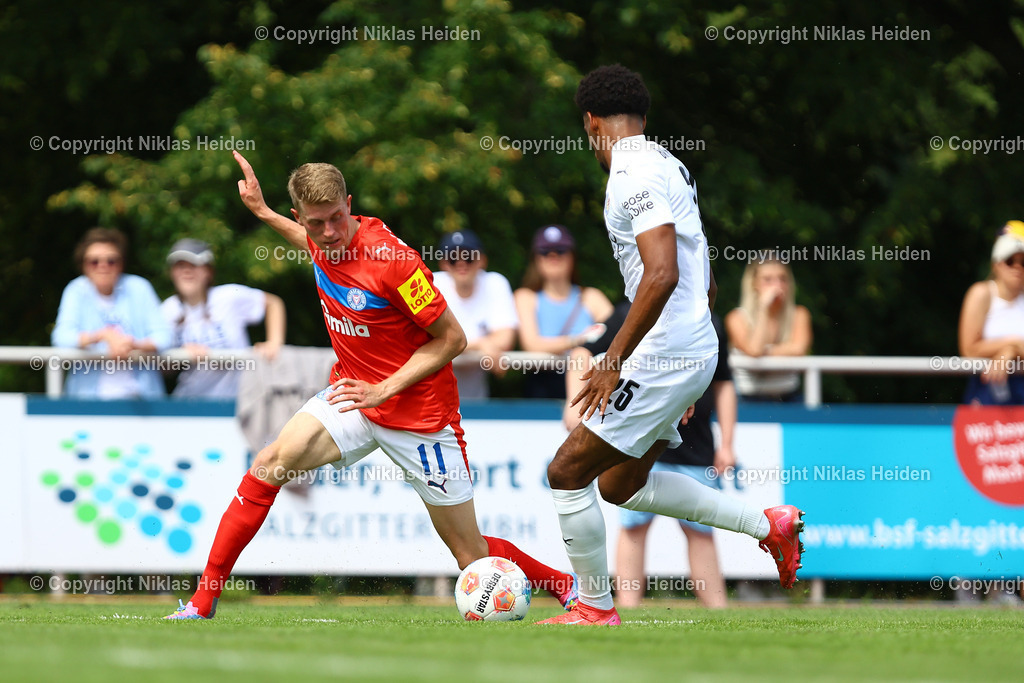 NH_EintrachtBraunschweig_HolsteinKiel_Testspiel_19072025 | #25 Sanoussy Ba (Eintracht Braunschweig), #11 Alexander Bernhardsson (Holstein Kiel)Fußball I Herren I Testspiel I Saison 2025-2026  I Eintracht Braunschweig - Holstein Kiel I 19.07.2025 I Stadion am Salzgittersee - Realisiert mit Pictrs.com