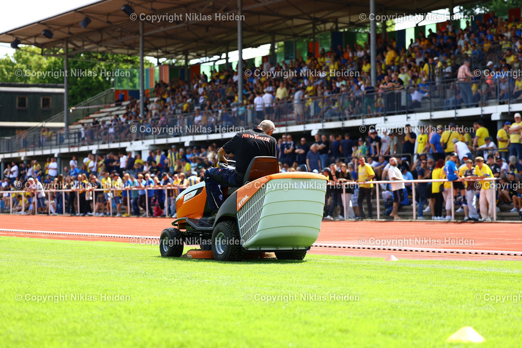 NH_EintrachtBraunschweig_HolsteinKiel_Testspiel_19072025 | Das Stadion am Salzgittersee. Der Rasen wurde vor dem Spiel zu wenig gemäht. Der Anpfiff verschiebt sich deshalb von 14 Uhr auf 16 Uhr. In der Zwischenzeit wird der Platz gemäht.Fußball I Herren I Testspiel I Saison 2025-2026  I Eintracht Braunschweig - Holstein Kiel I 19.07.2025 I Stadion am Salzgittersee - Realisiert mit Pictrs.com