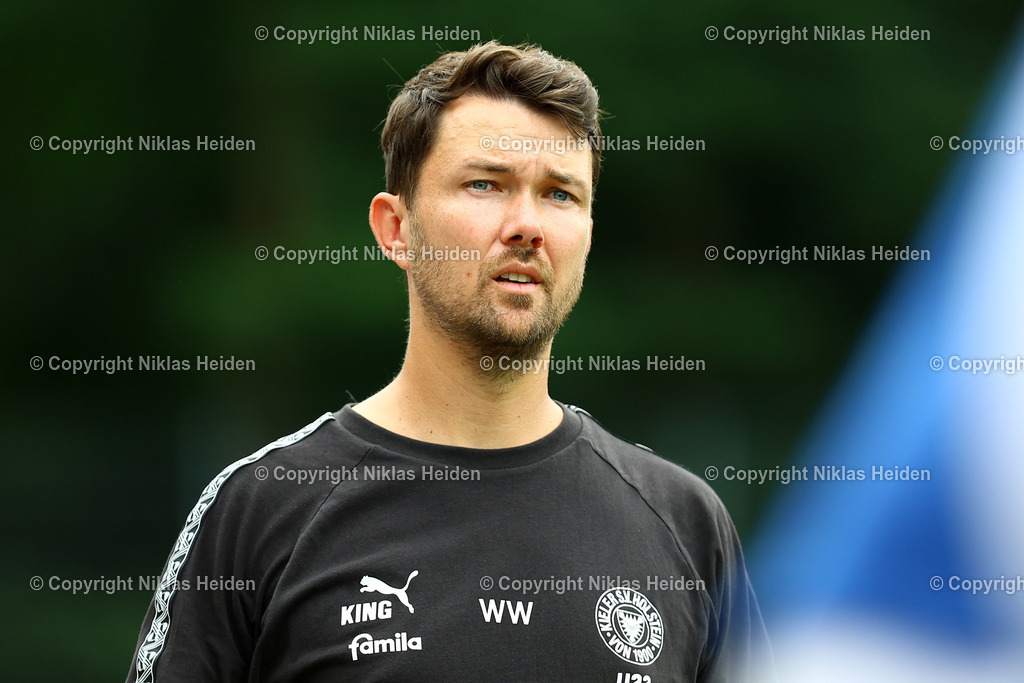 NH_HamburgerSVU21_HolsteinKielU23_Testspiel_20072025 | Willi Weiße (Trainer, Holstein Kiel U23)Fußball I Herren I Testspiel I Saison 2025-2026  I Hamburger SV U21 - Holstein Kiel U23 I 20.07.2025 I Alexander-Otto-Akademie - Realisiert mit Pictrs.com