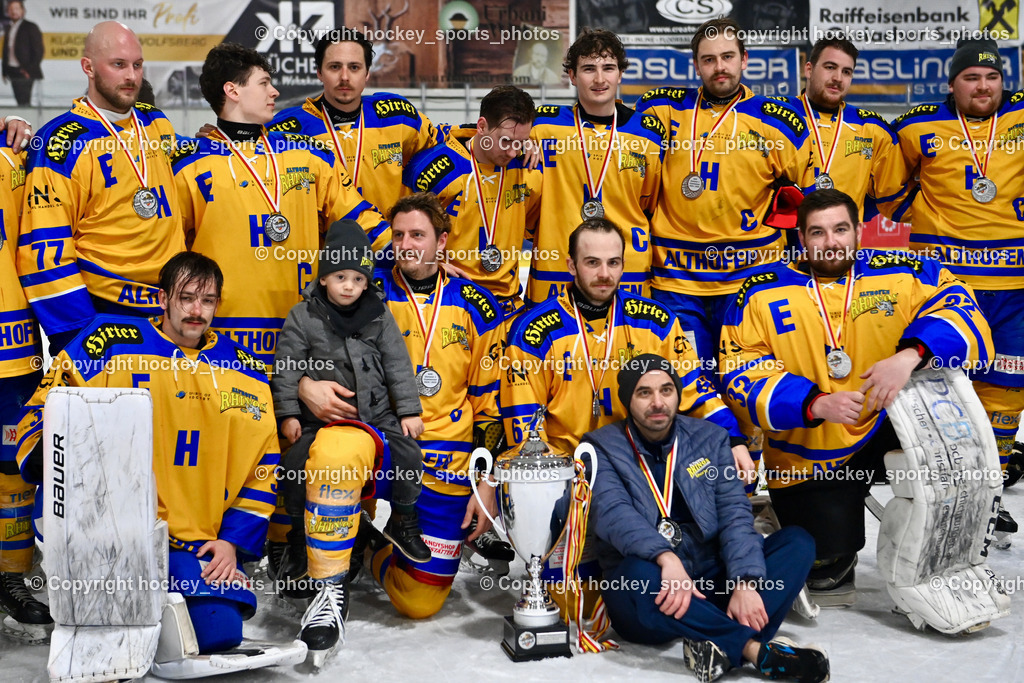ESC SOCCERZONE STEINDORF vs. 1. EHC Althofen | Mannschaftsfoto Vizemeister EHC Althofen, ESC SOCCERZONE STEINDORF vs. 1. EHC Althofen, Siegerehrung ESC SOCCERZONE STEINDORF & 1. EHC Althofen am 08.03.2025 in Steindorf (Ossiachersee Halle), Austria, (Photo by Bernd Stefan)
