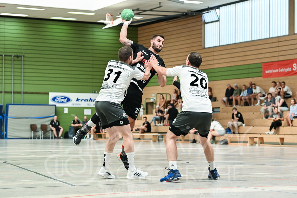 LindenCup 2022; HSG Lumdatal - HSG Kleenheim/Langgoens, 20.08.22 | Stefan Lang (#35 HSG Kleenheim/Langgoens), Hess, Lorenz (#31 HSG Lumdatal), Schlapp, Jonas (#20 HSG Lumdatal)

LindenCup 2022; HSG Lumdatal - HSG Kleenheim/Langgoens: Linden, 20.08.22