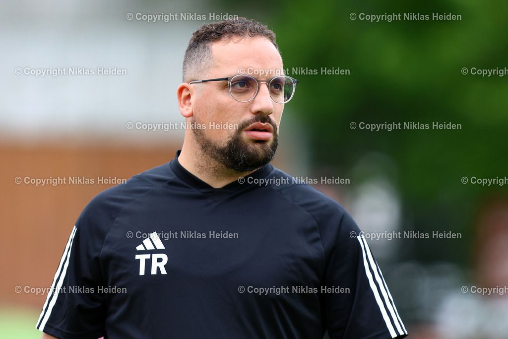 NH_EimsbüttelerTV_TSBPinneberg_Testspiel_13072025 | Burak Bayram (Trainer, TBS Pinneberg)Fußball I Herren I Testspiel I Saison 2025-2026  I Eimsbütteler TV - TBS Pinneberg I 13.07.2025 I Sportplatz Bundesstraße - Realisiert mit Pictrs.com