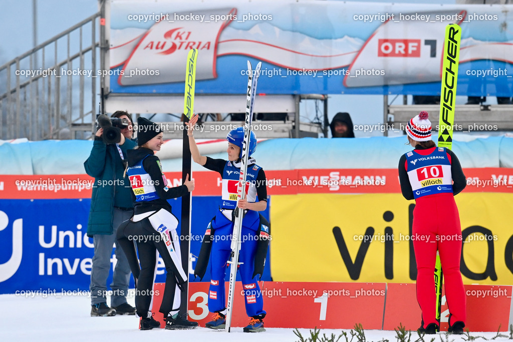 Weltcup Skispringen Villach Damen 28.12.2022 | #4 KRIZNAR Nika, #1 PINKELNIG Eva, #10 STROEM Anna Odine, Siegerehrung