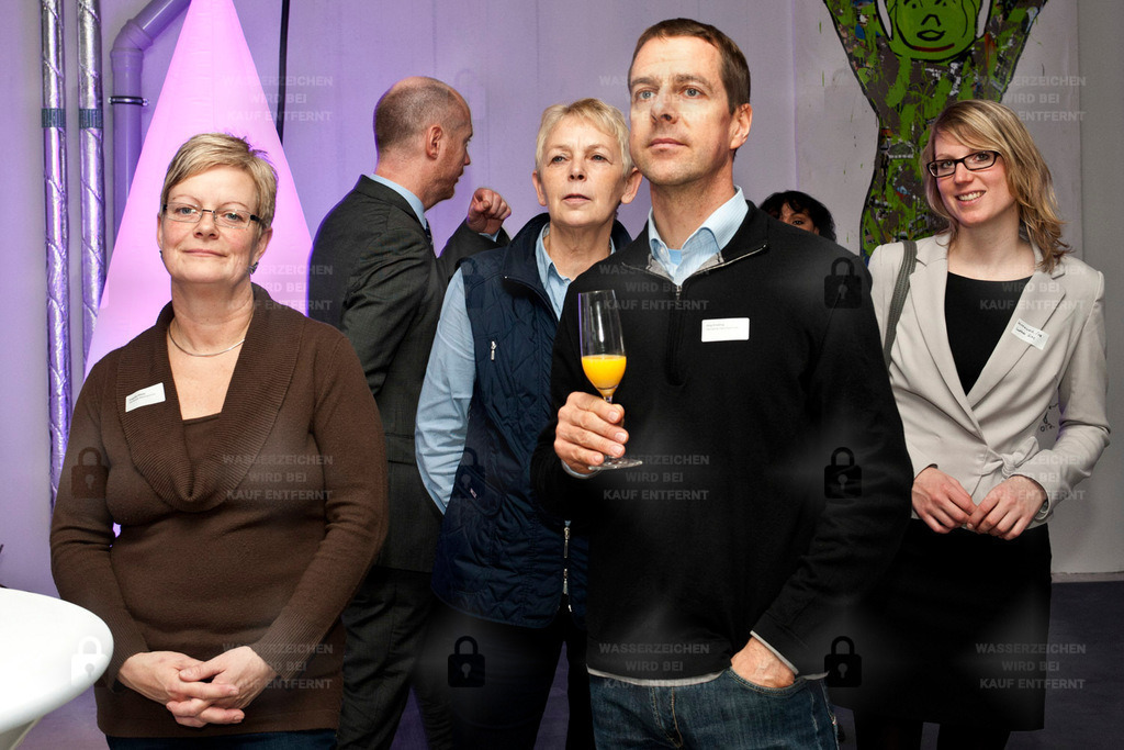 BD 0269_64 | 8.11.2012 - Europarc Kleinmachnow/ DreilindenPre Opening Gebäude G4.  Angelika Weber (links) Bauamt Kleinmachnow. Barbara Neidel (Mitte), Bauamt Kleinmachnow Der Europarc Dreilinden ist ein Gewerbepark, der, beginnend mit dem Ersten Spatenstich am 3.12.1993, auf dem Gelände des ehemals europaweit größten Grenzkontrollpunkts Drewitz entstanden ist. Die gesamte Fläche des Gewerbeparks beläuft sich auf 450.000 Quadratmeter. Der Park ist mit seinen 70 Vogelarten, über 300 verschiedenen Pflanzen und Schmetterlingsarten, die sich hier in unberührter Natur entwickeln können, Bestandteil eines großen Naturschutzgebietes.Im März 1995 beginnen die ersten Arbeiten auf dem Gelände. Es müssen 24 ha versiegelte Betonfläche recycelt werden. Am 31.01.1996 erhalten die Straßen auf dem Gelände Namen nach prominenten Physikern. Im März des Jahres kann das erste Bürogebäude bezogen werden. Am 21.02.2001eröffnet das Hotel "Ibis" mit 81 Zimmern. Im April 2002 eröffnet das Hotel "Motel one"mit 105 Doppelzimmern.Am 22.09.1997 beginnt der Abriss der ehemaligen Dienst- und Verwaltungsgebäude der DDR-Zollverwaltung auf der Kleinmachnower Seite der Autobahn (dem Europarc gegenüber). Nach der Wende bis zum Abriss wurden die Gebäude durch die BRD-Zollfahndung genutzt, die am 19.06.1997 nach Teltow zog. - Realisiert mit Pictrs.com