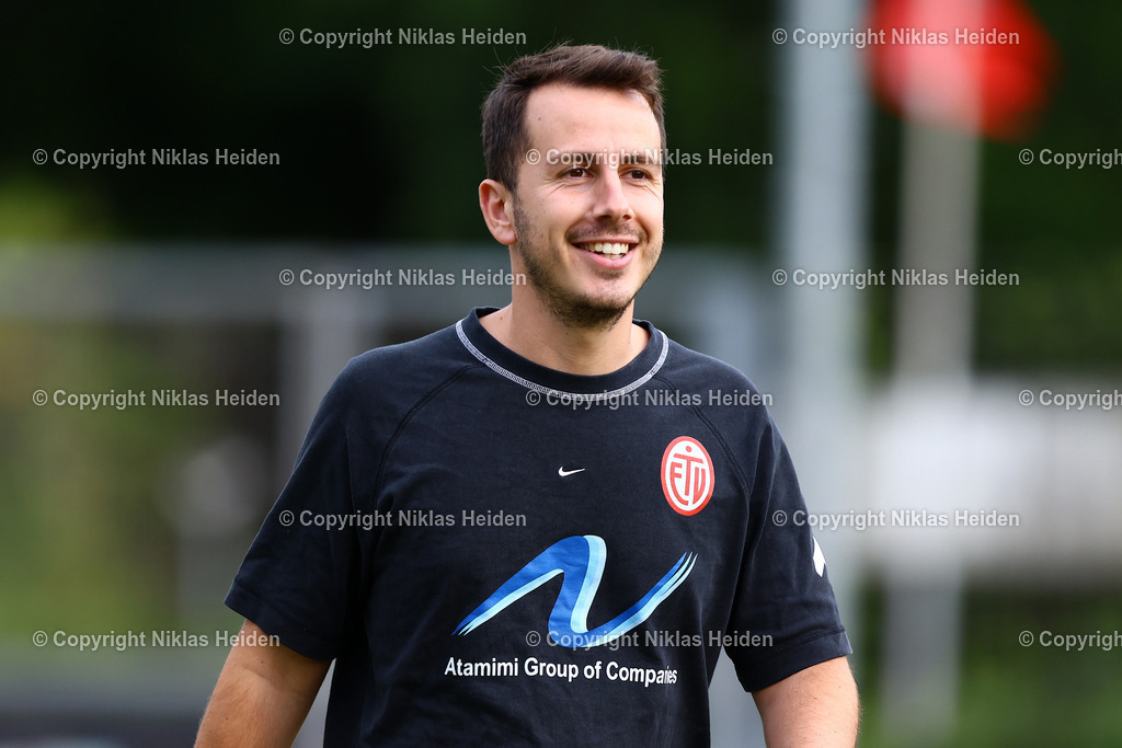NH_USCPaloma_EimsbüttelerTV_Testspiel_11072025 | Can Timo Schultz (Trainer, Eimsbütteler TV)Fußball I Herren I Testspiel I Saison 2025-2026  I USC Paloma - Eimsbütteler TV I 11.07.2025 I Jonny-Rehbein-Sportplatz - Realisiert mit Pictrs.com