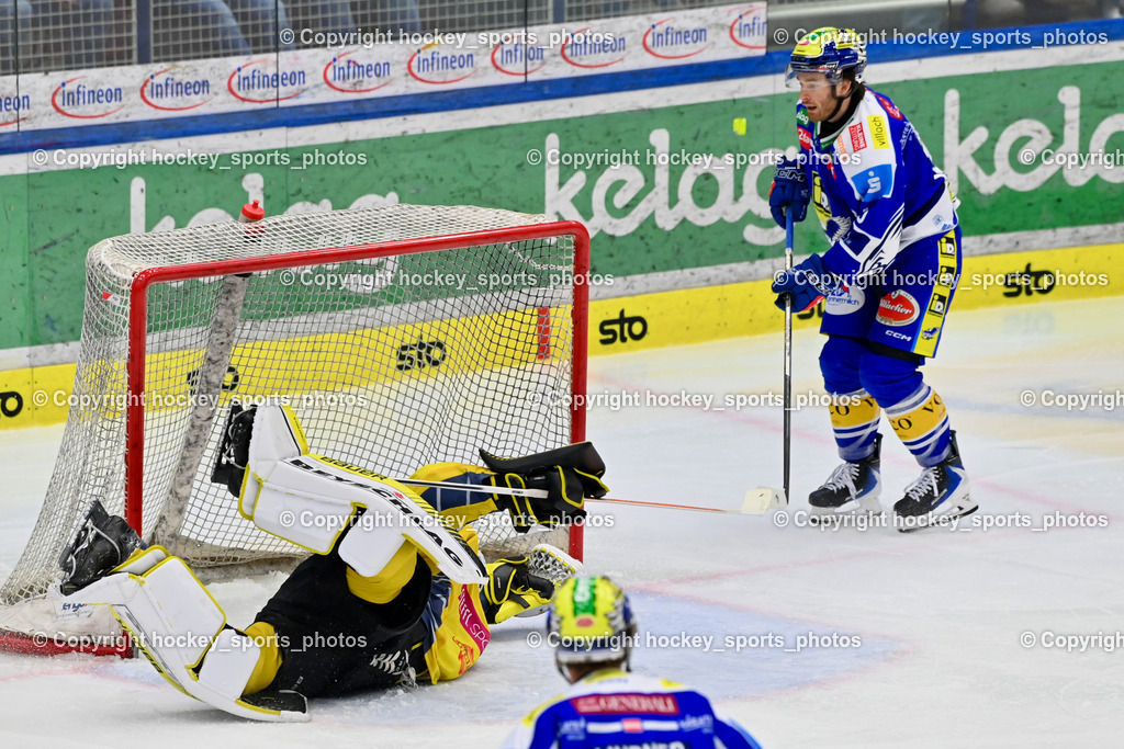 EC IDM WÄRMEPUMPEN VSV vs. Vienna Capitals | #31 Evan Cowley Vienna Capitals, #16 Kevin Hancock EC VSV, Tor EC VSV, EC IDM WÄRMEPUMPEN VSV vs. Vienna Capitals, EC IDM WÄRMEPUMPEN VSV vs. Vienna Capitals am 16.11.2025 in Villach (Stadthalle Villach), Austria, (Photo by Bernd Stefan)
