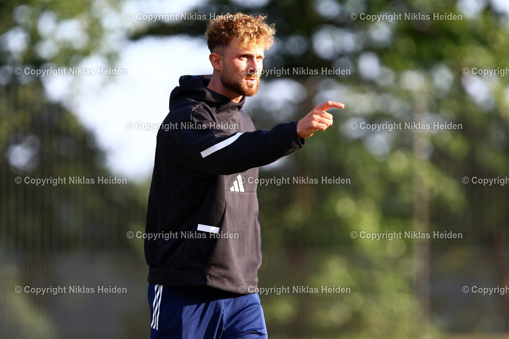 NH_TuSRotenhof_InterTürksporKiel_Testspiel_27062025 | Henning Knuth (Trainer, TuS Rotenhof)Fußball I Herren I Freundschaftsspiel I Saison 2025-2026  I TuS Rothenhof - Inter Türkspor Kiel I 27.06.2025 I B-Platz Rotenhof - Realisiert mit Pictrs.com