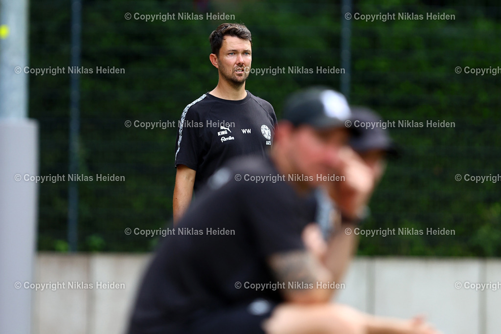 NH_HamburgerSVU21_HolsteinKielU23_Testspiel_20072025 | Willi Weiße (Trainer, Holstein Kiel U23)Fußball I Herren I Testspiel I Saison 2025-2026  I Hamburger SV U21 - Holstein Kiel U23 I 20.07.2025 I Alexander-Otto-Akademie - Realisiert mit Pictrs.com