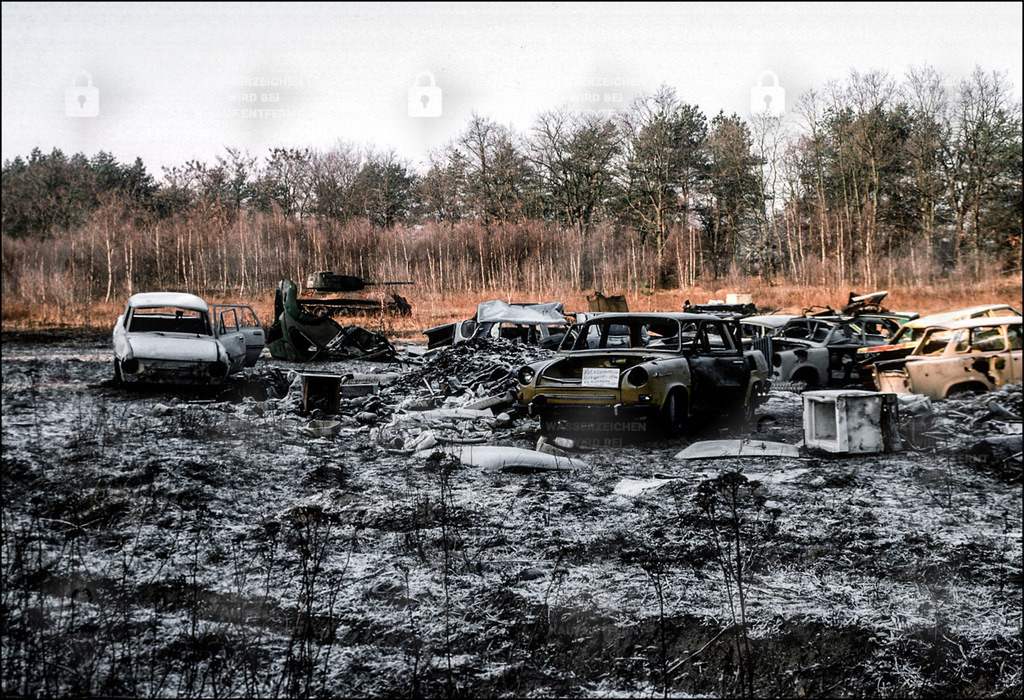 BD 0603_01 | 5.12.1991 - Stahnsdorf/Güterdelde.   Autowracks am Straßenrand. Nicht nur Möbel und ganze Wohneinrichtungen aus dem früheren Leben, dem Leben in der DDR, werden in diesen Wochen entsorgt. Nicht mehr gebrauchte, durch neue Modelle aus dem "Westen" ersetzte Autos, säumen, wie hier, die Waldränder. Schnell werden sie von Ersatzteilsammlern zerlegt und der Rest dem Wald überlassen. Die Aufnahmen entstanden auf der gegenüberliegenden Seite des ehemaligen Truppenübungsplatzes an der Straße nach Philippsthal. - Realisiert mit Pictrs.com