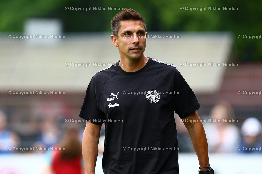 NH_SCWeicheFlensburg08_HolsteinKiel_Testspiel_28062025 | Marcel Rapp (Trainer, Holstein Kiel)Fußball I Herren I Freundschaftsspiel I Saison 2025-2026  I SC Weiche Flensburg 08 - Holstein Kiel I 28.06.2025 I Manfred-Werner-Stadion - Realisiert mit Pictrs.com