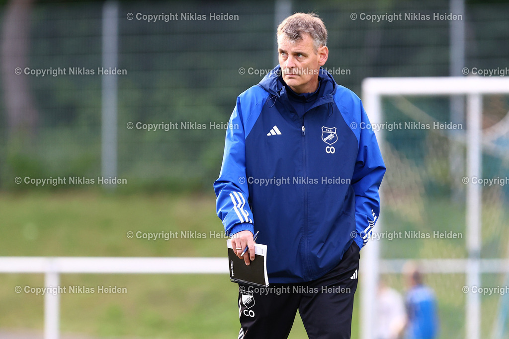 NH_TuSRotenhof_InterTürksporKiel_Testspiel_27062025 | Michael Bauer (Co-Trainer, TuS Rotenhof)Fußball I Herren I Freundschaftsspiel I Saison 2025-2026  I TuS Rothenhof - Inter Türkspor Kiel I 27.06.2025 I B-Platz Rotenhof - Realisiert mit Pictrs.com