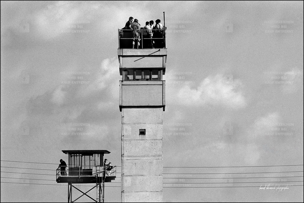 Höhenrausch | 4.02.1990 - Potsdam, Neuer Garten.   Reste der Grenzbefestigung entlang des Jungfernsees. Beobachtungsturm BT-9 auf der Landzunge Quapphorn. Höhe 9 m, Grundfläche 2 x 2 m. Er wurde seit den 1970er Jahren errichtet. Daneben der vorgelagerte alte Beobachtungsturm. - Realisiert mit Pictrs.com