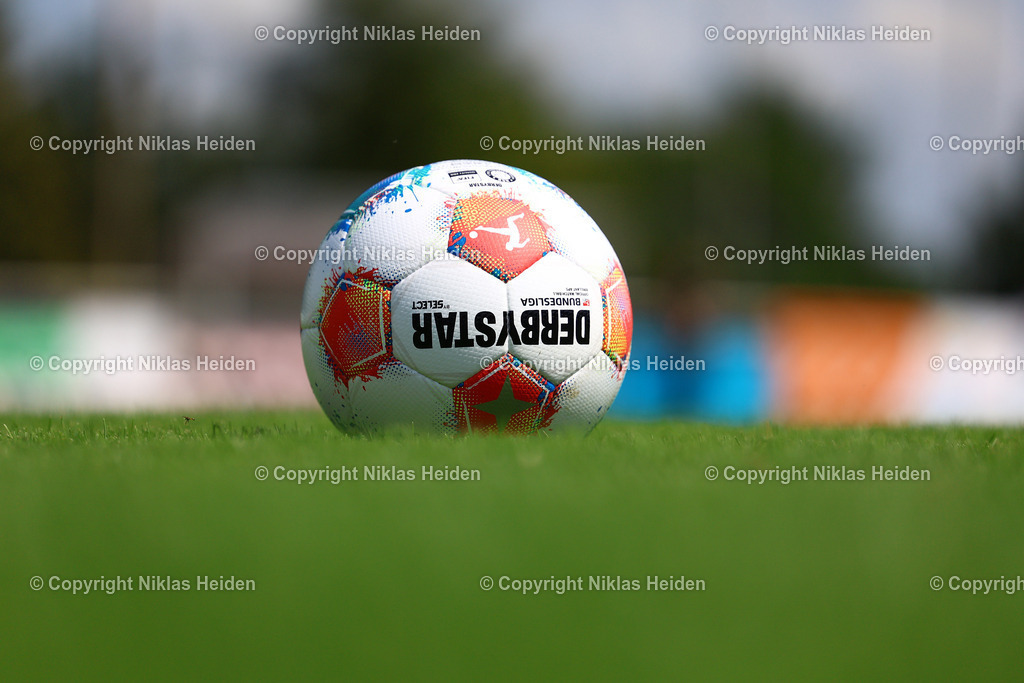 NH_EintrachtBraunschweig_HolsteinKiel_Testspiel_19072025 | Das Stadion am Salzgittersee. Der Rasen wurde vor dem Spiel zu wenig gemäht, deutlich zu sehen am Spielball.Fußball I Herren I Testspiel I Saison 2025-2026  I Eintracht Braunschweig - Holstein Kiel I 19.07.2025 I Stadion am Salzgittersee - Realisiert mit Pictrs.com