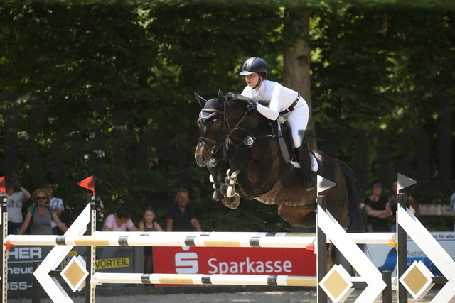 Ichenheim_2022_Springen_Kl.S_m.Siegerrunde_Kristina Volk_Diamond Touch (2) | Alle Fotos der Reiterjournal Fotografin Doris Matthaes im Reiterjournal Online-Fotoshop. - Realisiert mit Pictrs.com