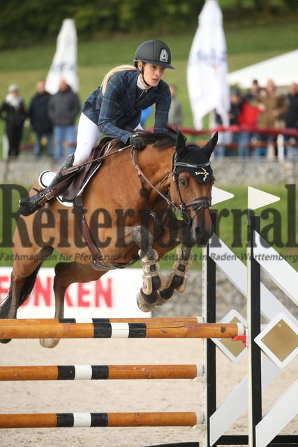 Villingendorf_2022_Prfg.Nr.14_Springprüfung_Kl.L_Amateur-Tour_Vanessa Merz_Cesserias Crack (7) | Alle Fotos der Reiterjournal Fotografin Doris Matthaes im Reiterjournal Online-Fotoshop. - Realizzato con Pictrs.com