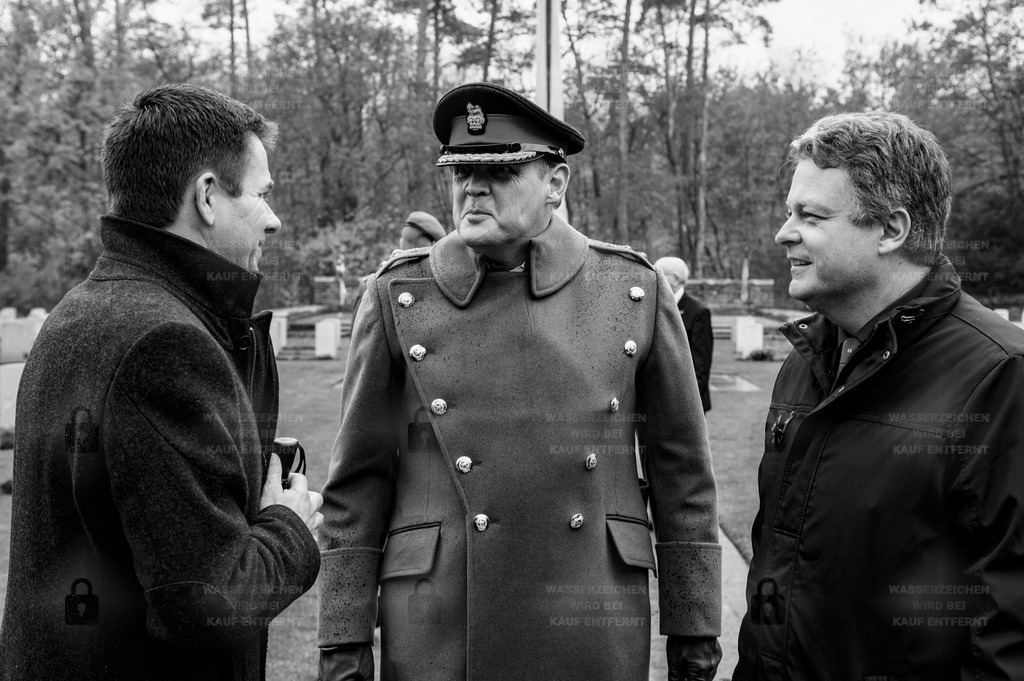 BD 0043_09v1 | 11.11.2018 - Stahnsdorf, Südwestkirchhof Stahnsdorf, Britischer Militärfriedhof.    Bis 1989 fand die Gedenkfeier  der Britischen Besatzungsmacht zum Remembrance Day unter großem diplomatischen Aufgebot hier statt.  Wie auf dem Britischen Ehrenfriedhof  an der Heerstraße in (West)-Berlin, waren auch hier die Botschafter bzw. deren Vertreter der Commonwealth-Staaten sowie Abgesandte der militärischen Westmächte anwesend.                                                 Im britischen Empire (heute: Commonwealth of Nations) wurde nach dem Ersten Weltkrieg ein nationaler Gedenktag, der 11. November, eingeführt. Er wird Remembrance Day oder Armistice Day (deutsch: Waffenstillstandstag) genannt. Armistice Day deshalb, weil am Ende des Ersten Weltkrieges der Waffenstillstand von Compiègne besagte, dass die Kriegshandlungen am „Elften Tag des elften Monats um elf Uhr“ enden sollten. In Großbritannien wird das Remembrance Day Weekend begangen. Am 11. November werden zwei Schweigeminuten gehalten. Am nächstgelegenen Sonntag legt das Staatsoberhaupt in Gegenwart des Premierministers sowie von Veteranen am Mahnmal The Cenotaph einen Strauß mit Mohnblumen nieder. Künstliche Mohnblumen zum Anstecken, sogenannte Remembrance Poppies (deutsch ‚Erinnerungs-Mohnblumen‘) werden durch Helfer des Veteranenverbandes British Legion verkauft und getragen. Die Mohnblume (englisch poppy) soll – in Anlehnung an das Gedicht „In Flanders Fields“ des Kanadiers John McCrae – an die vom Blut der Soldaten des Ersten Weltkrieges geröteten Felder Flanderns erinnern, weshalb der Gedenktag auch Poppy Day genannt wird. In London werden in der Nacht zu diesem Sonntag öffentliche Gebäude (blut-)rot angestrahlt. Quelle: Wikipedia  Der Berlin South-Western Cemetery ist eine Commonwealth-Kriegsgräberstätte in der Ortschaft Stahnsdorf (südlich von Berlin) auf dem Südwestkirchhof Stahnsdorf. Auf diesem Soldatenfriedhof sind Gefallene, verstorbene Kriegsgefangene und Opfer des Ersten Weltkriegs beigesetzt worden. Mit den ersten Beerdigungen und Überführungen verstorbener britischer Kriegsgefangenen auf dem Südwestkirchhof Stahnsberg begann man bereits 1920. Die Britische Regierung und der Stadtsynodalverband der Evangelischen Kirche schlossen am 20. November 1924 einen Nutzungsvertrag über ein Grundstück, auf dem eine Kriegsgräberstätte der Commonwealth War Graves Commission (CWGC) errichtet wurde. 1992 wurde dieser Friedhof, nach den einheitlichen Bestimmungen der CWGC, umgestaltet und restauriert. Mit Abschluss und Einweihung dieser Gedenkstätte fanden insgesamt 1172 Opfer ihre letzte Ruhestätte. Auf diesem Platz wurden überwiegend Heeressoldaten und Marineangehörige beigesetzt, zusätzlich bestattete man auch Angehörige der Handelsmarine. Der größte nationale Anteil kommt aus dem Vereinigten Königreich von Großbritannien, weitere Bestattete stammen aus Australien, Kanada, Südafrika, Neufundland und Neuseeland. Die in deutscher Kriegsgefangenschaft Verstorbenen starben in Lagern, die in den preußischen Provinzen Brandenburg, Schlesien und Pommern eingerichtet waren. Auf dem Südwestkirchhof Stahnsdorf ist neben dem Friedhof der CWGC auch ein Soldatenfriedhof für italienische Gefallene errichtet worden, dieser wurde durch Italien erbaut und betreut.                                                            Südwestkirchhof der Berliner Stadtsynode in Stahnsdorf oder kurz Südwestkirchhof Stahnsdorf sind die Bezeichnungen für den im Jahr 1909 eröffneten Friedhof der evangelischen Kirchengemeinden des Berliner Stadtsynodalverbandes.Der Friedhof liegt südwestlich von Berlin, außerhalb der Stadtgrenzen, auf dem Gebiet der brandenburgischen Gemeinde Stahnsdorf und ist mit einer Gesamtfläche von rund 206 Hektar der zehntgrößte Friedhof weltweit sowie nach dem Hauptfriedhof Ohlsdorf in Hamburg Deutschlands zweitgrößter Friedhof. Aufgrund seines Waldcharakters sowie der Vielzahl historisch wertvoller Grabmäler und anderer Bauwerke steht die Begräbnisstätte in der Brandenburgischen Denkmalliste[ und stellt eines der wichtigsten Park- und Landschaftsdenkmäler im Berliner Großraum dar. Quelle: Wikipedi - Realisiert mit Pictrs.com