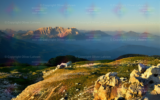 Latemar in der Morgensonne | Vom Gipfel des Monte Petz auf dem Schlern, reicht der Blick in der Morgensonne über das Schlernhaus zum Latemar gruppe.