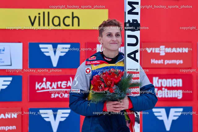 Weltcup Skispringen Villach Damen 28.12.2022 | #1 PINKELNIG Eva, Siegerehrung