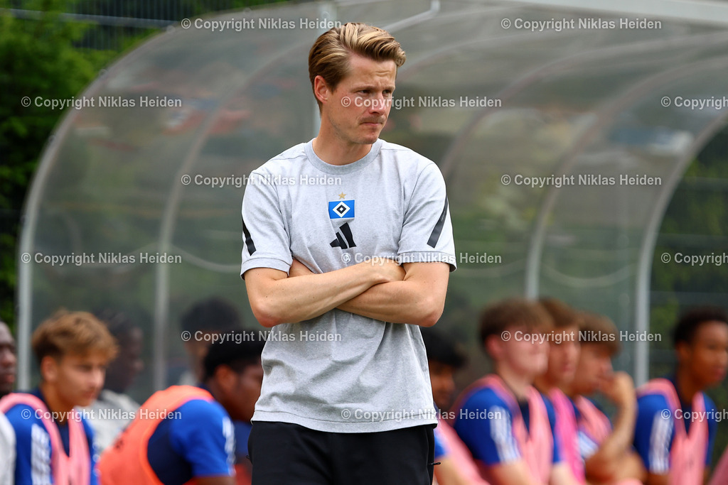 NH_HamburgerSVU21_HolsteinKielU23_Testspiel_20072025 | Lukas Anderer (Trainer, Hamburger SV U21)Fußball I Herren I Testspiel I Saison 2025-2026  I Hamburger SV U21 - Holstein Kiel U23 I 20.07.2025 I Alexander-Otto-Akademie - Realisiert mit Pictrs.com